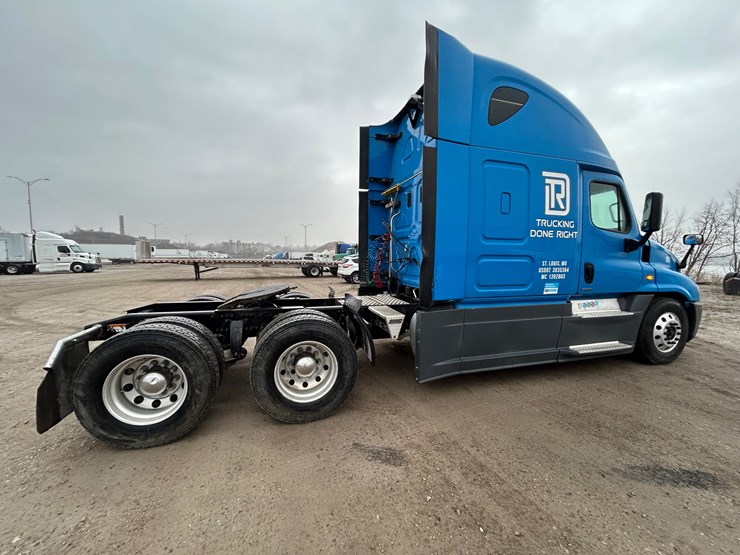 2015-freightliner-cascadia-125-image-23