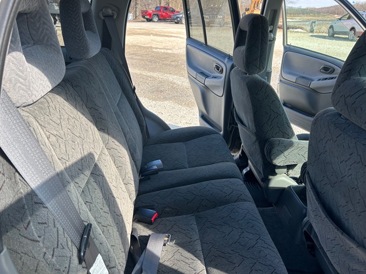 2003-chevrolet-tracker-image-37