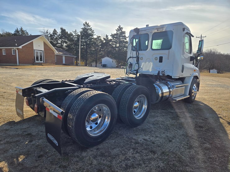 2012-freightliner-cascadia-113-image-17