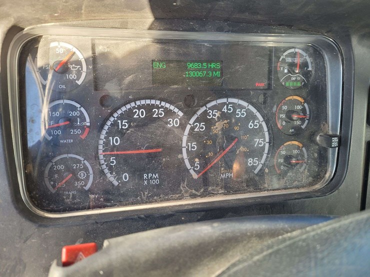 2016-freightliner-m2-106-image-21