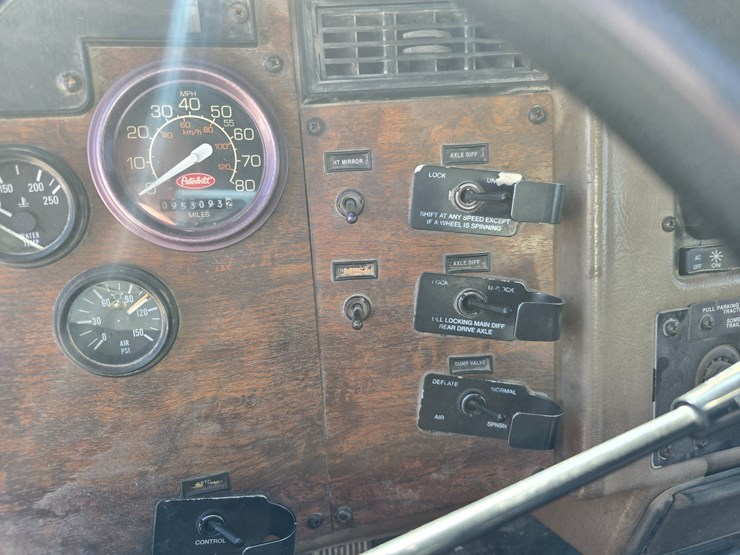 1999-peterbilt-330-image-83