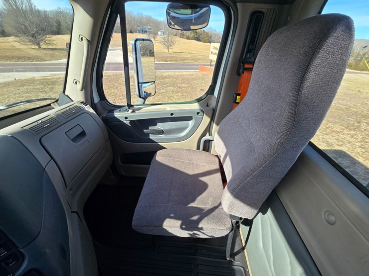 2012-freightliner-cascadia-113-image-55