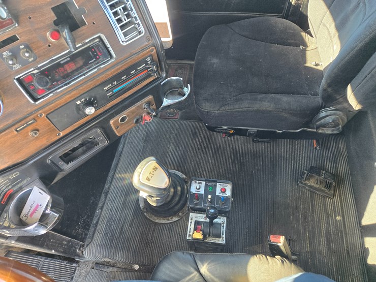 1995-freightliner-fld120-image-75