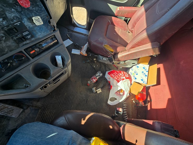 2002-freightliner-columbia-120-image-69