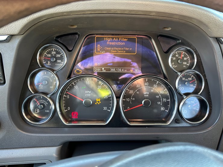 2015-peterbilt-567-image-143