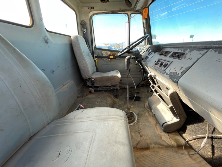 1996-freightliner-fl80-image-140