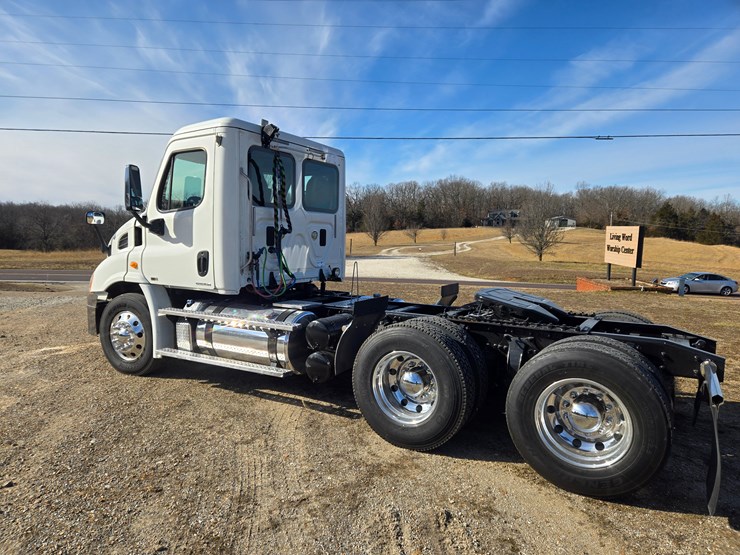 2012-freightliner-cascadia-113-image-10