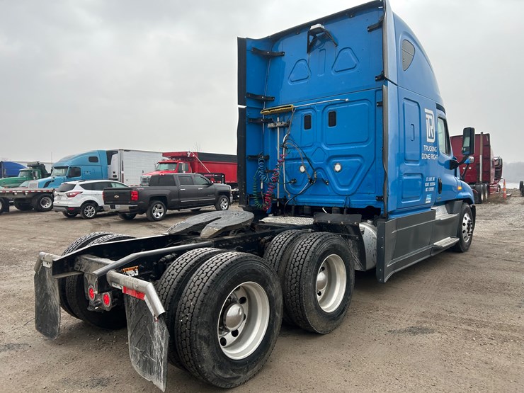 2015-freightliner-cascadia-125-image-20