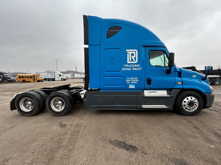 2015-freightliner-cascadia-125-image-26