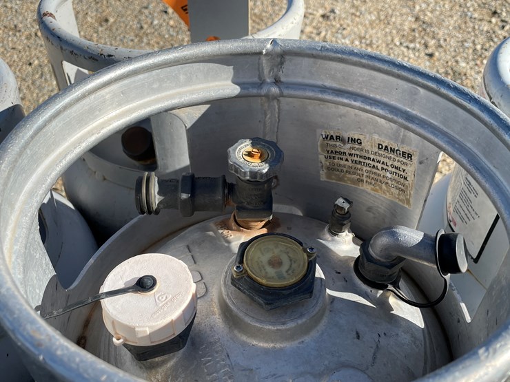 #3123-•-forklift-propane-tanks-image-17