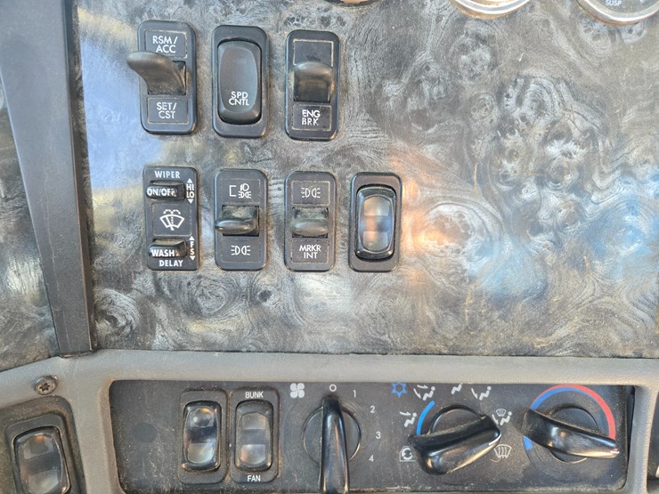 2002-freightliner-columbia-120-image-63