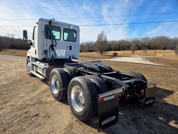2012-freightliner-cascadia-113-image-12