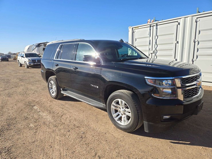 2016-chevrolet-tahoe-lt-image-2