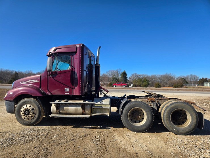 2002-freightliner-columbia-120-image-8