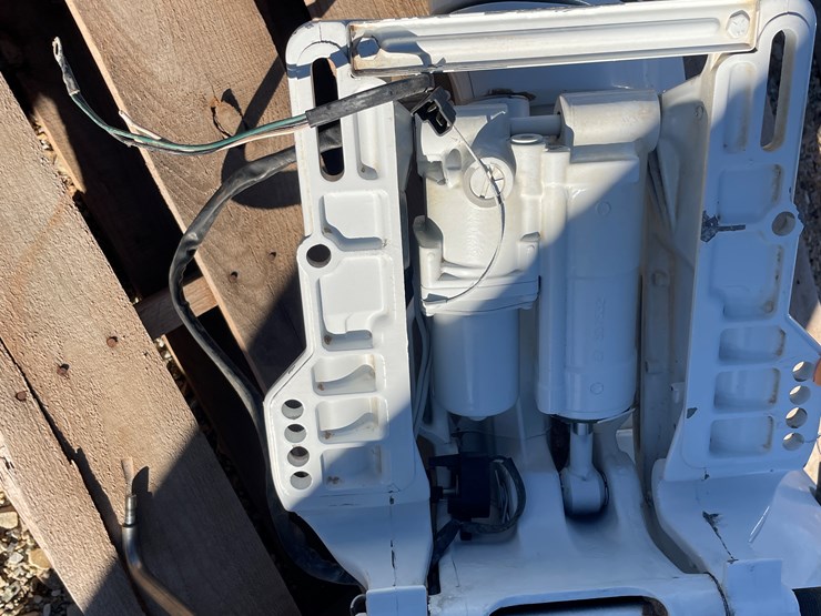 #3300-•-boat-motor-image-4