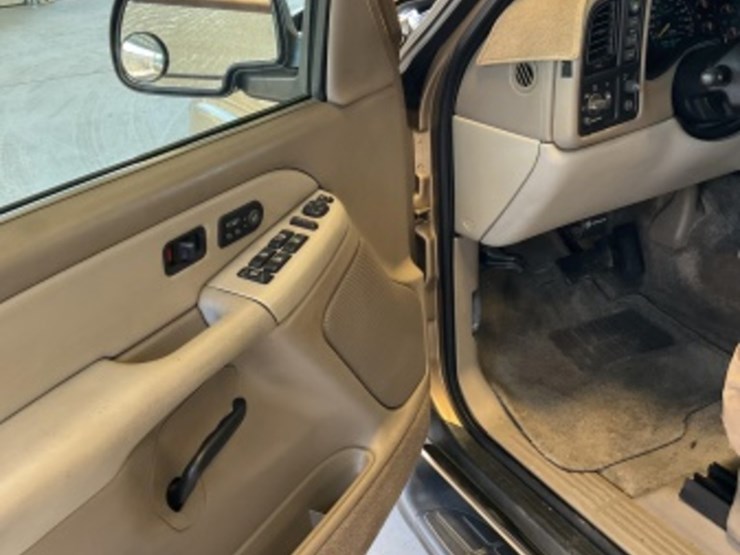 2001-chevrolet-suburban-image-23