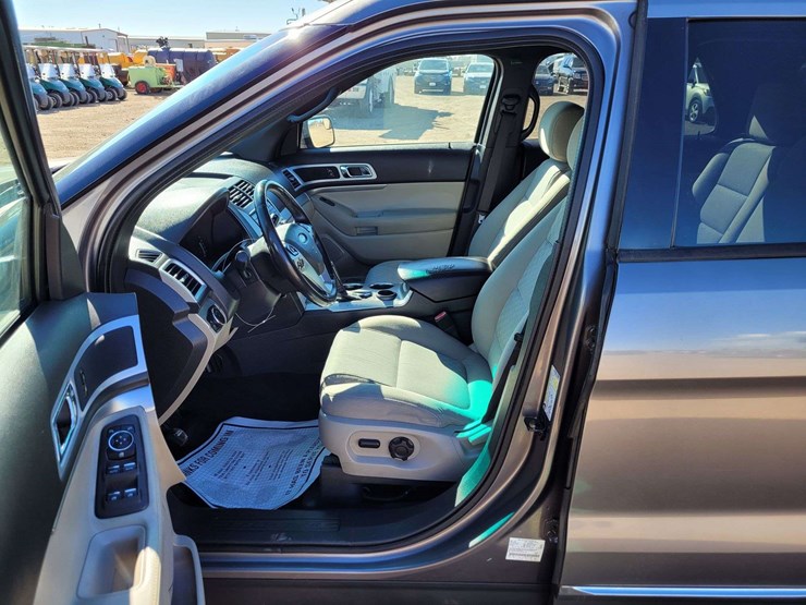 2012-ford-explorer-xlt-image-11