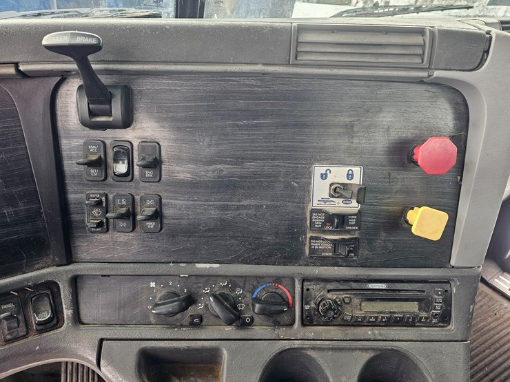 2007-freightliner-columbia-120-image-60