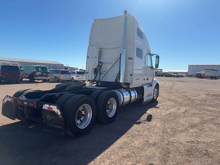 2019-volvo-volvo-vnl-tandem-axle-dual-conventional-new-generation-tractor-truck-image-3