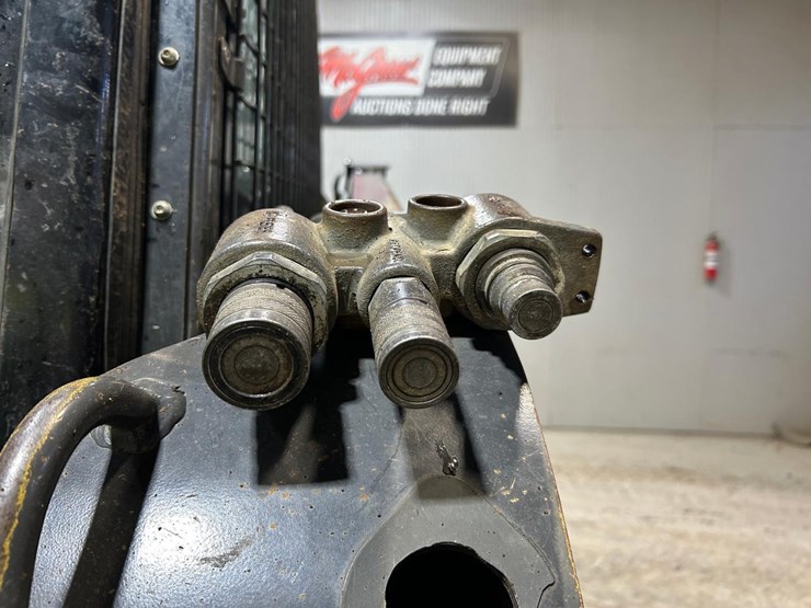 2016-new-holland-l220-image-11