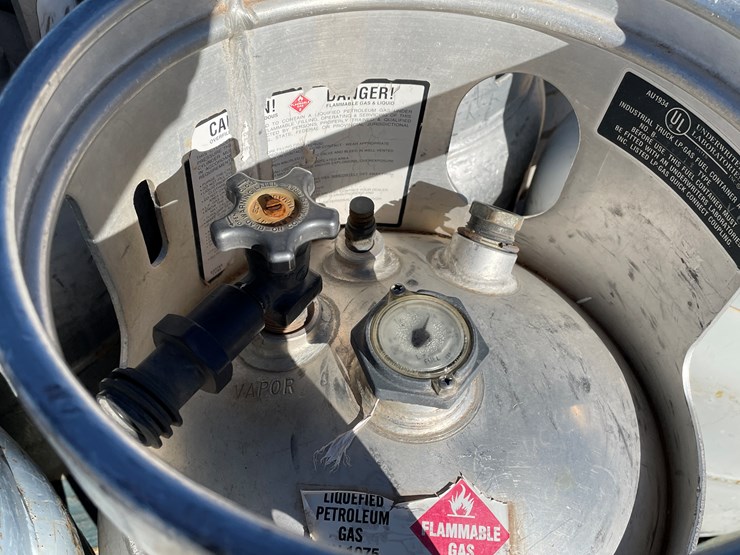 #3123-•-forklift-propane-tanks-image-13