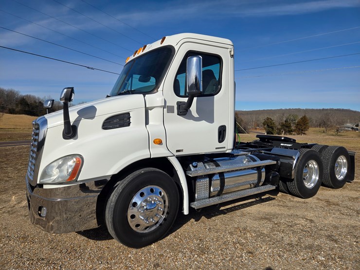 2012-freightliner-cascadia-113-image-4