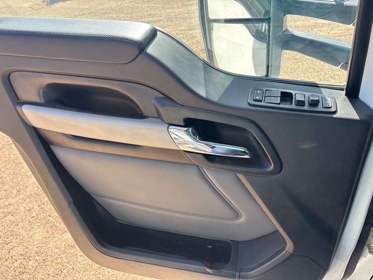 2024-kenworth-t880-image-16