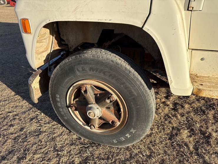 1974-ford-800-image-9