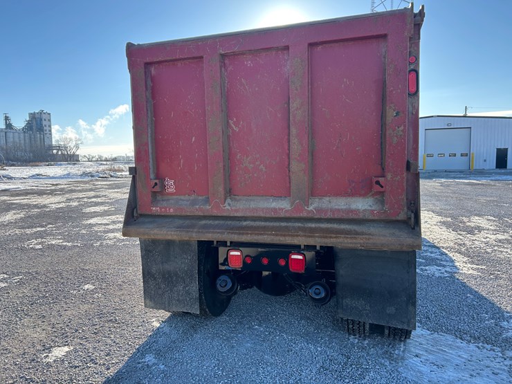 2015-peterbilt-567-image-21