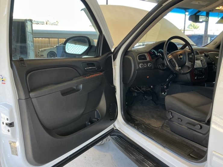 2013-chevrolet-tahoe-image-23