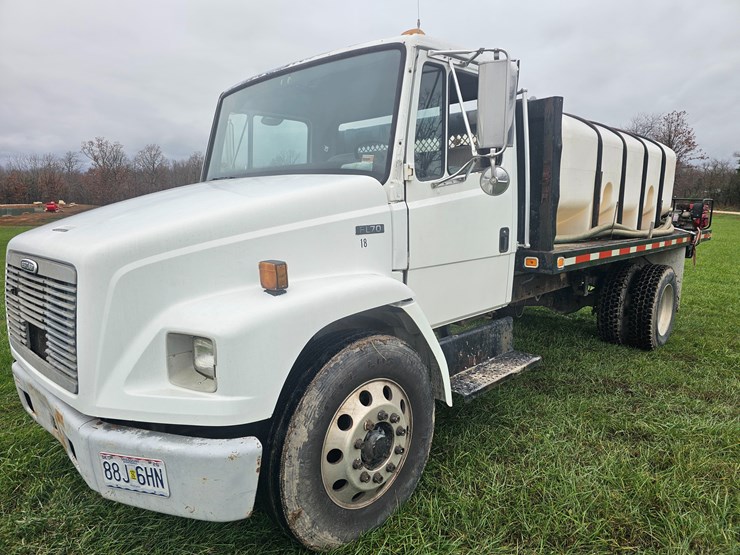 2000-freightliner-fl60-image-2