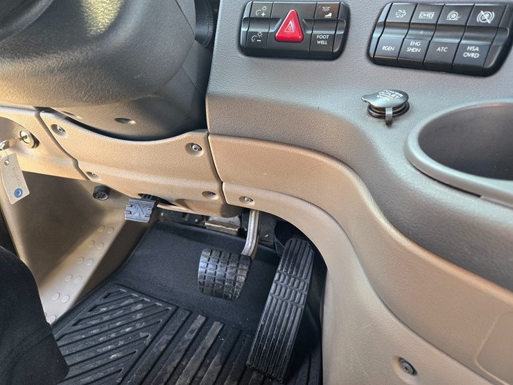 2012-freightliner-cascadia-113-image-66