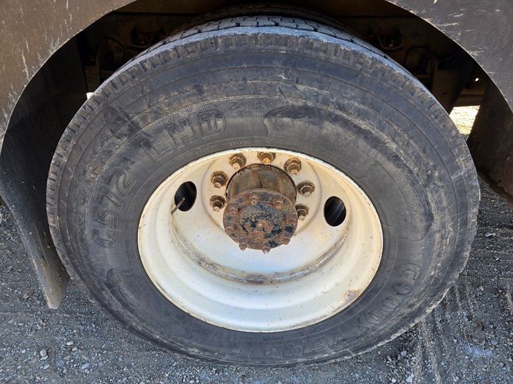 1996-freightliner-fl70-image-73