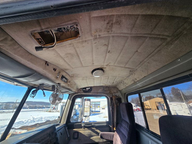 1996-peterbilt-385-image-58