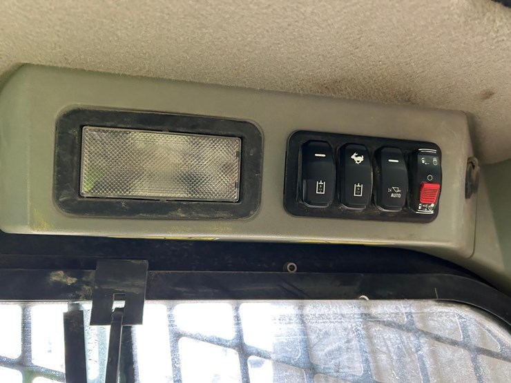 2021-caterpillar-299d3-image-24