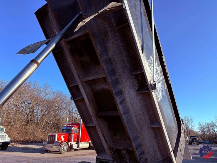 2018-freightliner-sd122-tri-axle-dump-truck-image-69