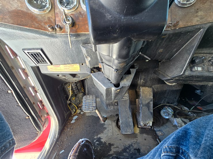 1996-peterbilt-385-image-69