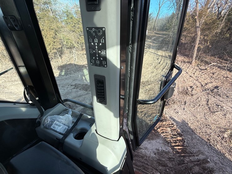 2023-caterpillar-953-image-57