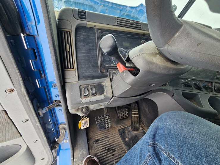 2007-freightliner-columbia-120-image-66