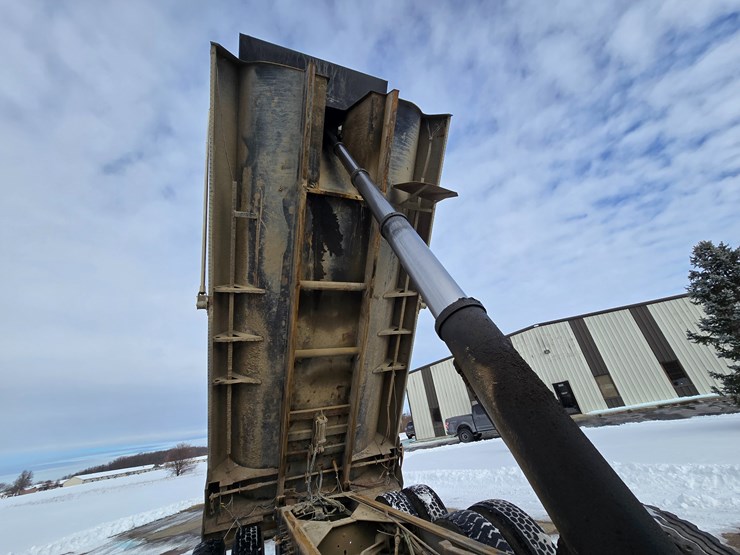 2012-caterpillar-660-image-46