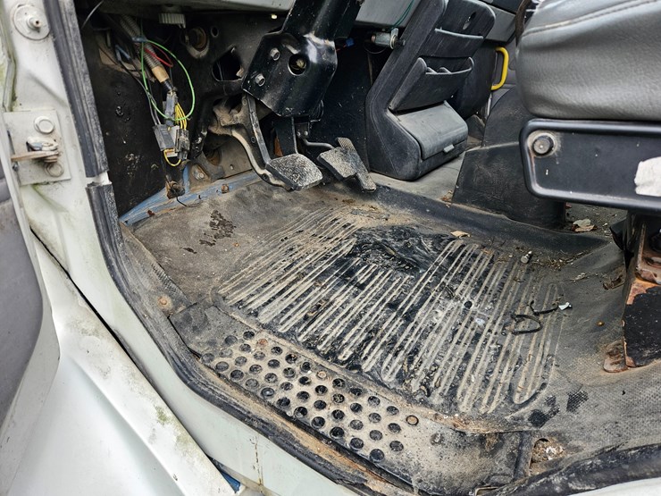 1999-freightliner-fl70-image-47