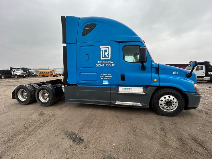 2015-freightliner-cascadia-125-image-28