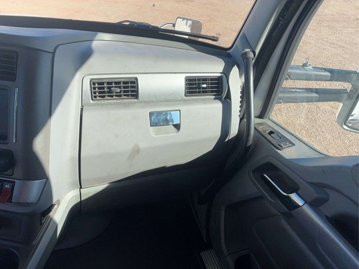 2017-kenworth-t680-image-44