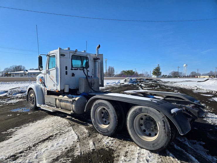 2012-freightliner-coronado-132-image-14