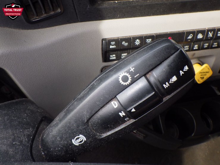 2020-freightliner-cascadia-126-image-18