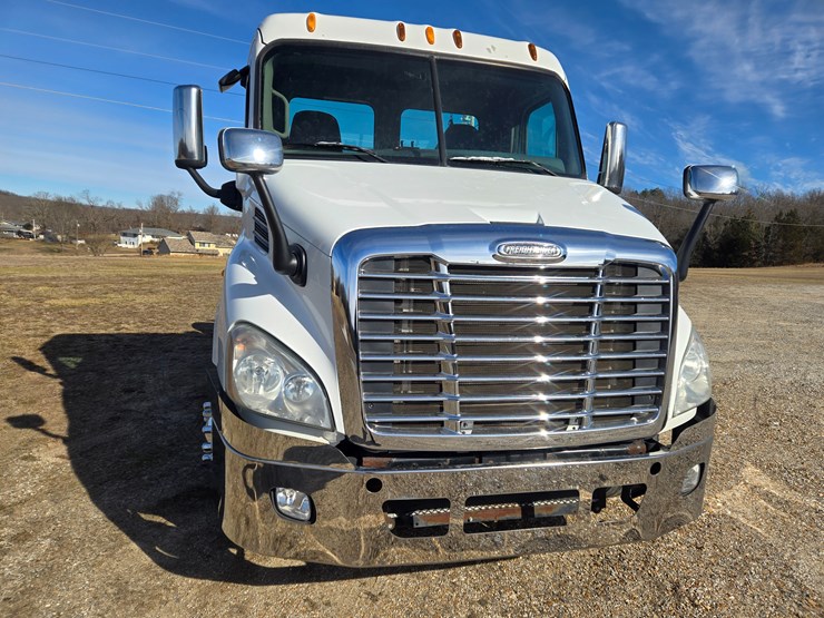2012-freightliner-cascadia-113-image-27