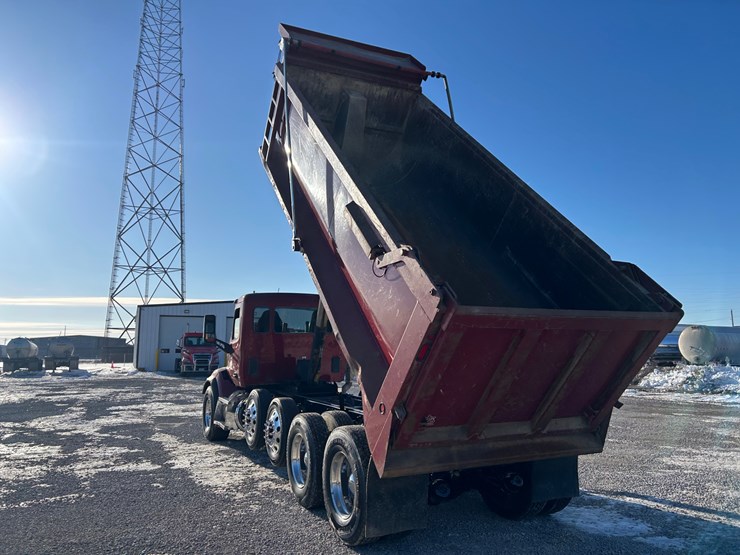 2015-peterbilt-567-image-50