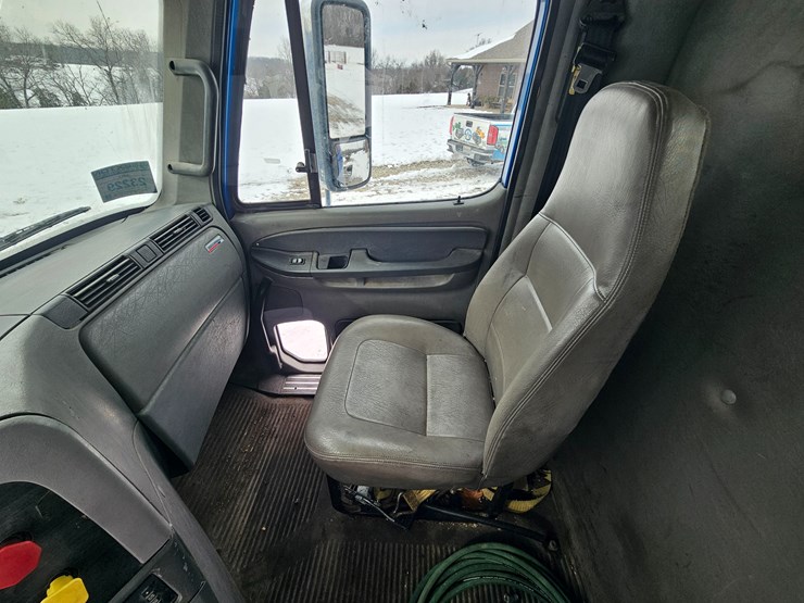 2007-freightliner-columbia-120-image-56