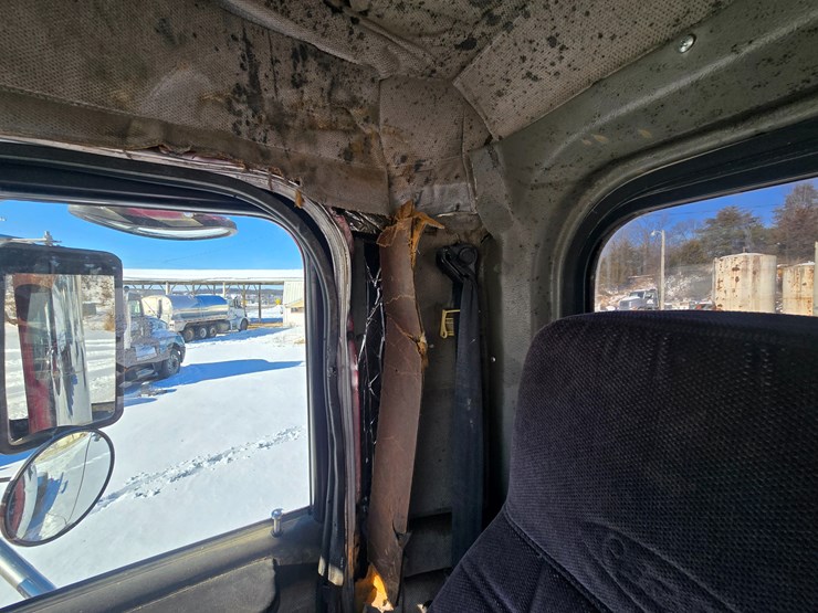 1996-peterbilt-385-image-60