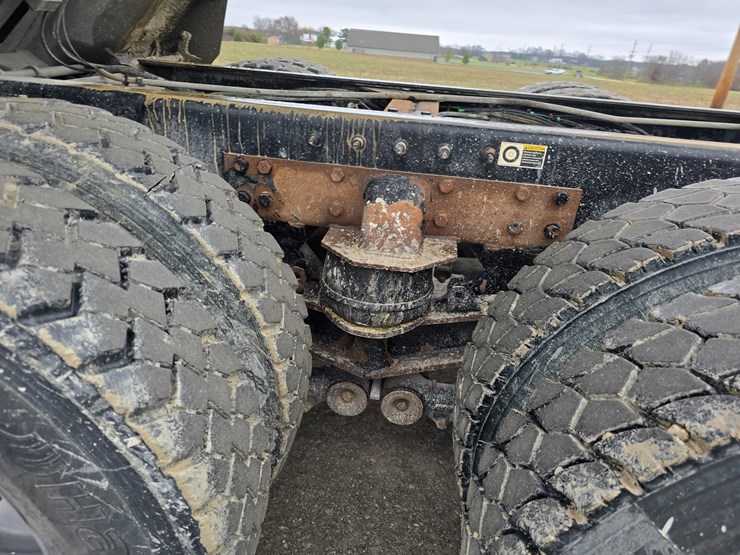 2020-peterbilt-567-image-97